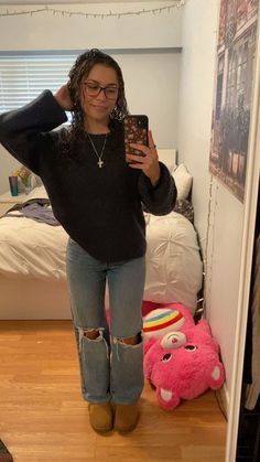 Casual Fall Outfits Uggs, Outfit Inspo Fall Jeans, Call School Outfits, Uggs With Jeans And Sweater, Cornmaze Fits, Cute And Cozy Fall Outfits, Outfits To Wear With Brown Uggs, Cute Outfits To Wear To School Casual, Jeans And Knitted Sweater Outfit