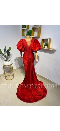 luxuriöses rotes Kleid mit Drapés und roten Applikationen, einer vorderen Schleppe und Puffärmeln Red Luxury Dress, Dress Dinner, Red Luxury, Wedding Dressses, Dress Birthday, Red Gowns, Dinner Dress, Luxury Dress, Puffy Sleeves