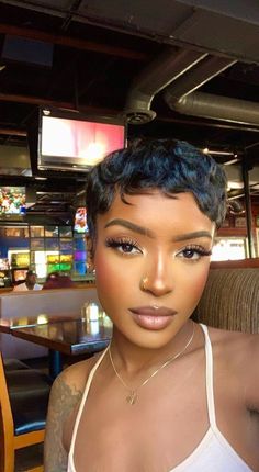 Cabello Afro Natural, Mekap Mata, Short Shaved Hairstyles, Natural Hair Short Cuts, Hair Silky, Short Hair Pixie Cuts, Short Sassy Hair, Smink Inspiration, Sassy Hair