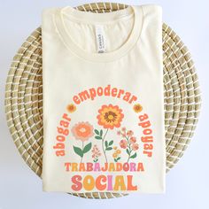 Trabajadora Social T-Shirt HOW TO ORDER  -Choose Your Color  -Choose Your Size  -Click Add To Cart ➤For multiple items you can adjust the QUANTITY once the item is in your cart.  PRODUCTION and SHIPPING Processing is 1-3 days. (without weekends and holidays) First Class Shipping is 4-6days(after processing time). -PLEASE MAKE SURE YOU HAVE READ AND UNDERSTAND THE DESCRIPTION FULLY BEFORE PLACING AN ORDER- 🚫WE DO NOT ACCEPT EXCHANGES, RETURNS, OR CANCELLATIONS🚫 Designs are printed DIRECT-TO-GARMENT by a reliable printing company in the USA. 🇺🇸 Non-chlorine: bleach as needed; Tumble dry: low heat; Iron, steam or dry: medium heat; Do not dryclean; Machine wash: cold (max 30C or 90F). Social Worker Outfits, Psychology Shirts, Counselor Shirt, Guidance Counselor, Psychology Gifts, School Psychologist, School Psychology, Printing Company, Simple Tshirt