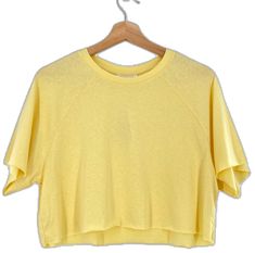 Basic Crew Neck Summer Tops, Yellow Cotton Short Sleeve Crop Top, Yellow Cotton Crop Top With Short Sleeves, Everyday Yellow Cotton Tops, Casual Yellow Crew Neck Tops, Yellow Summer Tops For Everyday, Yellow Cotton Tops For Everyday, Yellow Short Sleeve Tops With Relaxed Fit, Yellow Relaxed Fit Short Sleeve Tops