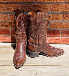 These vintage men's Texas made in USA authentic leather western cowboy boots are slightly used in good condition. These leather material boots are a brown colour with a brown stitching design. Pointed toe design, stitched soles with heels intact so you may enjoy these boots for a long time. Measurements: Label Reads: 8 1/2 EE M Shaft Height: 11 1/2" Inches Calf Width: 7" Inches Heel Height: 2"  inches Length of Foot: 10 1/6" inches - Heel to ball of foot We do our best to take live, clear and as Country Style Moc Toe Boots For Western-themed Events, Vintage Brown Boots For Western-themed Events, Western Style Vintage Brown Boots For Rodeo, Western Vintage Brown Boots For Rodeo, Western Moto Boots For Western-themed Events, Vintage Moc Toe Boots For Rodeo, Western Style Boots For Rodeo In Vintage Brown, Western Boots For Rodeo In Vintage Brown, Southwestern Style Boots With Round Toe For Western Events