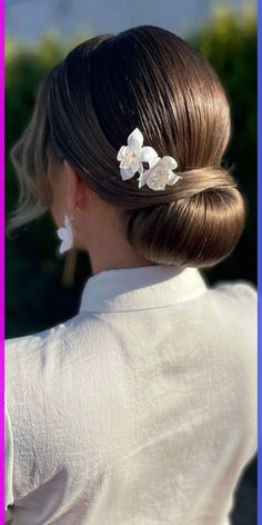 When we think of the 80s, we always think of big hair and the celebrities during that time were no exception. They pretty much set the stage for this kind of Bride Bun Hairstyles, Modern Bridal Hairstyles, Sleek Bun Hairstyles, Spanish Hairstyles, Low Bun Wedding Hair, Black Hair Bun