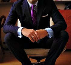 Fall Trendy Color = Navy Blue. For a more conservative, yet super slick look - Navy suit, light blue gingham shirt, purple tie. Man Tuxedo, Jenny Humphrey, Suit Man, Face Fashion, Mens Fashion Blog, Fitted Dress Shirts, Navy Suit