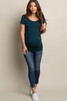 A solid short sleeve maternity top. Ruched sides. Rounded neckline. Prego Outfits, Casual Maternity Outfits, Maternity Clothes Summer, Baby Bump Style, Friend Photography, Maternity Chic, Cute Maternity Outfits, Photography Couple, Stylish Maternity Outfits