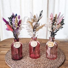 Discover our brand new vases with dried flower bouquets - the perfect gift for any occasion! Our vases including bouquet are available in three enchanting color combinations and come with a matching wooden pendant, which we personalize especially for you. The dried flower bouquets are available in three beautiful colors: natural, pink and berry. So you can choose the perfect arrangement to match the taste of the recipient. They are not only a stylish decoration, but also a loving gesture for spe Dried Flowers Vase Ideas, Dried Flowers In Cup, Dry Flower Bud Vase, Bud Vase Dried Flowers, Small Dried Flower Arrangements Vase, Dried Flower Small Vase, Dried Flower Bouquet, Wooden Pendant, Dried Flower Arrangements