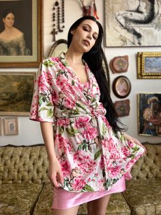 This one size Vintage Floral Robe is perfect for any occasion. Crafted from 100% polyester, this beautiful robe is designed to provide timeless style and lasting comfort. With it's floral pattern, this robe is sure to be eye-catching and stylish. One Size (fits S/M) This is a preloved item. Feminine Floral Print Robe For Loungewear, Spring Feminine Robe With Kimono Sleeves, Floral Print Kimono Sleeves Sleep Robe, Spring V-neck Robe For Loungewear, Spring V-neck Sleep Robe, Floral Print Sleepwear With Kimono Sleeves, Feminine Floral Print Sleepwear For Vacation, Floral Print V-neck Dress For Pajama Party, Summer Floral Print Sleep Kimono