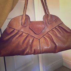 Tan Leather Handbag In Good Condition. Vintage Leather Hobo Bag With Detachable Strap, Vintage Soft Leather Handheld Bag, Vintage Handheld Soft Leather Bag, Vintage Tote Bag With Leather Backing, Vintage Top Handle Soft Leather Shoulder Bag, Vintage Leather-backed Tote Bag, Vintage Leather-lined Hobo Satchel Bag, Vintage Soft Leather Top Handle Shoulder Bag, Vintage Soft Leather Shoulder Bag