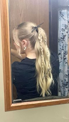 ponytail w/ two braids Check more at https://outfitfashionideas.com/2024/10/26/ponytail-w-two-braids/ Server Hair, Waitress Hairstyles, Concert Hairstyles, Swift Tour, Tour Outfits, Two Braids