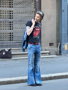 Men 70s Inspired Fashion, Mens 90s Punk Fashion, 70s Flare Jeans Outfit Men, Men Flare Jeans Outfit, Men’s Flared Jeans Outfits, Mens Flared Jeans Outfit, 70s Guys Outfits, 70s Denim Outfit, 70s Mens Outfits