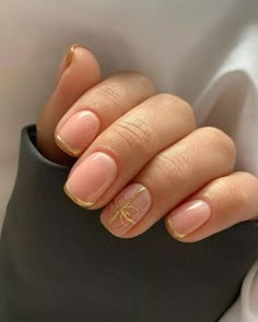 Gold Christmas Tree Nails, Gold And White Christmas Nails, Nail Art Noel, December Nails, Christmas Nails Easy, Cute Christmas Nails, Christmas Gel Nails, Simple Gel Nails, Her Nails