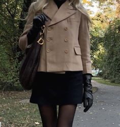 London Winter Outfits, Winter Style Guide, Sixth Form Outfits, Streetwear Fashion Women, Fashion Fits, Fall Fashion Outfits, Classic Outfits, Cozy Fashion