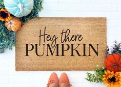 a door mat with the words hey there pumpkin on it