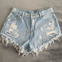 Light Wash Jean Shorts, Never Worn White Denim Beach Bottoms, Jean Shorts Outfit, Cute Ripped Jeans, Light Wash Jean Shorts, Jean Short Outfits, Shein Shorts, Ripped Jean Shorts, Birthday List, Cute Jeans