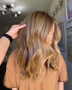 30 Trending Honey Blonde Hair Ideas to Refresh Your Look in 2024! - divagaze.com Golden Blonde Brown Hair, Dirty Honey Blonde Hair, Blonde Hair For Warm Skin Tones, Golden Blonde Hair Balayage, Golden Honey Blonde Hair Caramel, Honey Blonde Hair Balayage, Warm Blonde Hair Color Honey, Honey Bronde Haircolor, Dye Hair Blonde