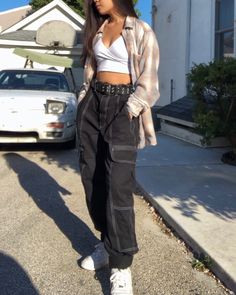 Cargo Pants With Flannel, Outfit With Air Forces, Black Cargo Pants Outfit Women, Air Forces Outfit, Outfits With Air Forces, Cargo Outfits Women, Flannel Streetwear, Af1 Outfit, Black Cargo Pants Outfit