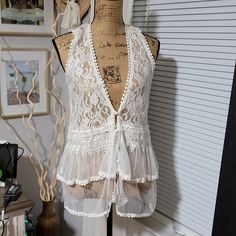 Sleeveless Lace Top Nwt Size L White Camisole Vest For Beach, Chic White Vest For Beach, Chic White Beach Vest, White Fitted Vest For Beach, Lace Y2k, Throwing Fits, Kpop Shirts, Tiered Blouse, Pink Floral Blouse