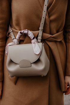 Camel Coat: Der zeitlose Klassiker, im Herbst und Winter – daisiesandglitter Polene Bag Outfit, Camel Bags, Polene Bag, Designer Things, Beige Outfit, Chic Leather, Camel Coat, Everyday Bag