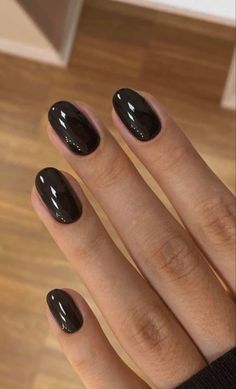 Black Oval Nails Short, Short Oval Black Nails, Short Round Fall Nails, Oval Short Nails, Fall Nude Nails, Nails Short Oval, Square Oval Nails, Kutek Disney, Unghie Sfumate