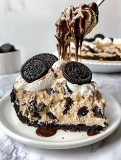 an oreo ice cream pie is being drizzled with chocolate