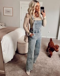 Striking outfit inspiration wearing her Vetinee adjustable straps denim bib baggy overalls. Jean Overall Outfits Winter, Overall Outfit Winter, Jean Overall Outfits, Overall Outfits, Baggy Overalls, Womens Overalls, Overalls Denim, Overall Outfit, Overalls Outfit