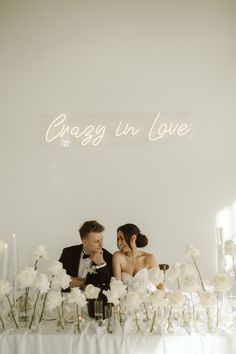 Glam wedding decorations, minimal aesthetic sweetheart table, beautiful wedding 2023 trends, bride to be 2024, Pinterest inspired, best wedding Champagne Gold Aesthetic, Sweetheart Table Modern, Brides Table Decorations, Bridal Head Table, Wedding Decor 2023, Aesthetic Bride And Groom, White Wedding Color Palette, Neutral Wedding Palette, Beach Wedding Ceremony Arch