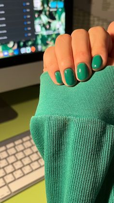 green nails, manicure, gel manicure, gel nails Green Gel Nails Short, Green Gel Manicure, Gel Toe Nails, Nails Now, Simple Gel Nails, Shellac Nails, Nails Desing, Pretty Acrylic Nails