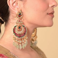 Mint Pink Kundan Chandbali Earrings with these exquisite Polki earrings. Crafted with uncut Polki diamonds and accented by mint Kundan detailing, these Chandbali earrings embody timeless elegance. Perfect for special occasions, their Jadau craftsmanship showcases a fusion of traditional artistry and modern sophistication. The addition of Moissanite stones enhances their brilliance, making these earrings a stunning statement piece in any jewelry collection. *𝐏𝐑𝐎𝐃𝐔𝐂𝐓 𝐃𝐄𝐓𝐀𝐈𝐋* * Materia Amrapali Jewellery, Kundan Chandbali, Diamond Earrings Indian, Pakistani Earrings, Wedding Earring, Polki Earrings, Chandbali Earrings, Polki Jewellery, Kundan Earrings