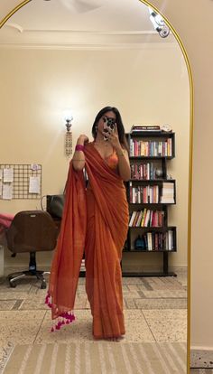 Indian Women Aethstetic, 90s Bollywood Kurti, Everyday Saree Look, Banaras Outfit Ideas Women, Farewell Saree Aesthetic, Freshers Saree Look, Saree For College Function, Vintage Saree Look, Casual Saree Look