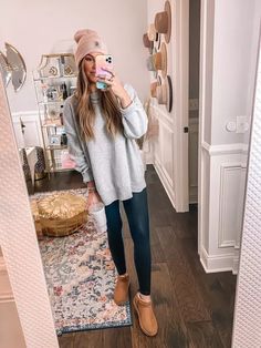 Leather Leggings Outfit Winter Casual, Leather Leggings Outfit Winter, Leather Leggings Casual, Winter Outfits Casual Leggings, Sweater Leggings Outfit, Boot Outfits, Ugg Boot, Leather Leggings Outfit