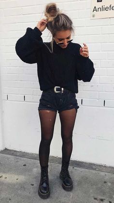 All Black Outfits For Women, Outfit Vintage, Looks Black, All Black Outfit, Edgy Outfits, Doc Martens, Looks Style, Short Shorts