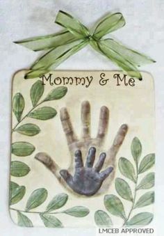 a handprinted magnet with the words mommy and me on it