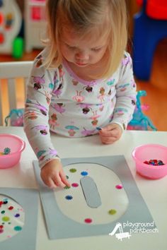 New Year's Craft for Toddlers - Adding Sequins to Numbers New Years Crafts For Kids, Toddlers Activities, Number Crafts, Craft For Toddlers