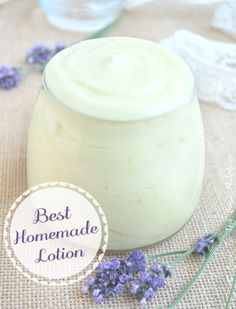 My favorite homemade lotion for hands and body - 3 ingredients, 3 minutes, and completely natural! Homemade Body Lotion, Săpunuri Handmade, Lotion Recipe, Diy Lotion, Diy Kosmetik, Homemade Bath Products, Natural Diy, Diy Body