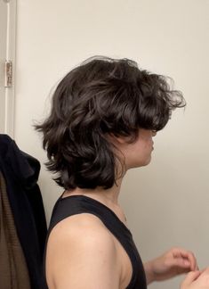 a profile of a short shaggy haircut Non Binary Haircuts, Hairstyles Layered, Androgynous Haircut, Androgynous Hair, Short Grunge Hair, Tips Hair, Growth Hair, Wavy Haircuts, Hair Inspiration Short