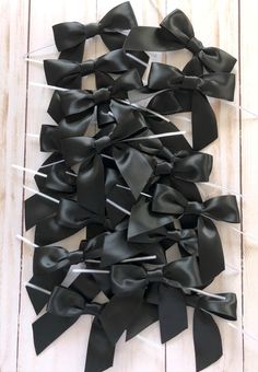 "20 Halloween Black Satin Bows with Twist Tie Approximately 3\" wide by 3\" tall Add some fun to your Halloween party or decor - these classy black bows will dress up your party favor bags, candy boxes, special event packages, crafting project, and so much more! You will love the charm and style these decorative bows bring to your finished product. You can quickly and easily make your gifts stand out. Each bow includes a 5\" twist tie which can be used to attach where needed. The twist tie can b 25th Bday, Door Bow, Christmas Gift Tags Handmade, Bow Baby Shower, Black Bows, Halloween Bows, Holiday Tags, Decorative Bows, Paper Fans