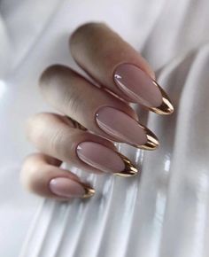 31 Metallic Nail Designs for 2024 That Will Make Your Nails Shine Gold Chrome Nails, Beauty Hacks Nails, Gold Nail, Rose Gold Nails, Classy Nails, Chic Nails