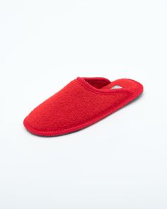 The Le Clare women's Stella in red is the classic "hotel slipper" reimagined in luxurious boiled wool. This quintessential slipper provides delicate comfort, featuring our premium Italian boiled wool fiber, the slipper gently conforms to your foot for cozy comfort. Italy House, Classic Hotel, Red 40, Wool Slippers, Boiled Wool, House Shoes, House Slippers, Comforters Cozy, Slide Slipper