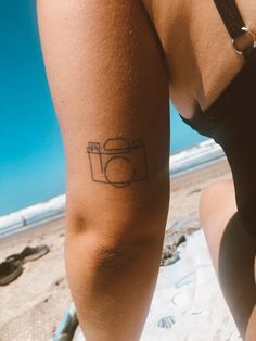 The Art of Travel: Exploring the World of World Traveler Tattoos | Travel Tattoos Inspiration Fine Line Camera Tattoo, Tattoo Ideas Photography, Polaroid Camera Tattoo, Traveler Tattoos, Small Travel Tattoos, Tattoo Ideas Travel, Polaroid Tattoo, Watercolor Bike, Tattoos For Women Unique