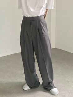 Elevate your wardrobe with our items, the epitome of modern elegance and versatility of Korean Men’s Fashion. Korean Mens Fashion, Drape Pants, 150 Lbs, Loose Trousers, Grey Trousers, Mode Masculine, Streetwear Y2k, Pleated Pants, Y2k Streetwear