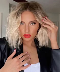 Blonde Balayage Bob, Short Hair Highlights, Hair Techniques, Blue Nail, Penteado Cabelo Curto, Hair Envy, Short Bob Hairstyles, Blonde Balayage