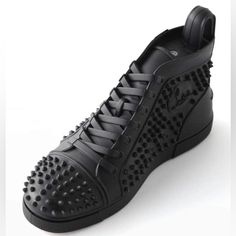 a pair of black shoes with spikes on them