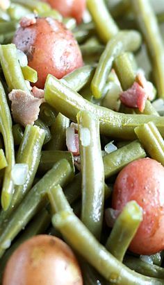 green beans with bacon and onions in a bowl