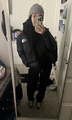 Rainy Fall Aesthetic Outfit, Chill Outfits Rainy Day, Rainy Day Baddie Fits, Cute Outfits For The Rain, Cute Rainy Outfits, Baddie Rain Outfits, Black Fit Aesthetic, Chill Outfits Aesthetic, Rainy Day Outfit With Hoodie