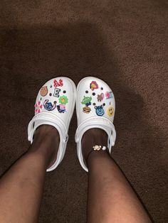 Preppy Crocs, Crocs Vsco, Jibbitz Ideas, Croc Jibbitz, Looks Pinterest, Kicks Shoes