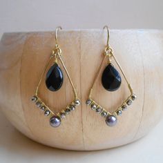 BEADED EARRINGS HOW TO MAKE #BeadedEarrings Diy Gemstone Earrings, Asymetrical Earrings, Sundance Jewelry, Wire Jewelry Earrings, Beaded Chandelier Earrings, Earring Trends, Beaded Chandelier