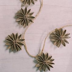 How to make a toilet paper flower garland for the mantel. Jute Wreath, Paper Flower Garland, Winter Diy Crafts, Christmas Toilet Paper