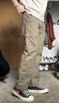 Relaxed Fit Cargo Pants Outfit Men, Cream Khaki Pants Outfit Men, Cargo Pants Converse, Beige And White Outfit, White Shirt Outfit Ideas, Cargo Vert, Converse Beige, Cargo Pants Outfit Men, Wrangler Cargo Pants