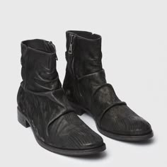 John Varvatos Morrison Sharpei Boot. Condition Is Brand New Currently Selling $698. Color Black Size 8.5 Usa Or Eu 41.5 The Morrison Sharpei Boot Is A Hallmark Of Jv’s Innovative Craftsmanship. Meticulously Crafted In Italy From Texture-Scored Lamb Leather, Each Pair Undergoes A Hand-Burnished Finish, Giving It A Distinctive Allure. The Slouchy Silhouette Exudes Vintage Attitude, Accentuated By Its Intricate Detailing. Upper: 100% Lamb Leather Lining And Sock: 100% Calf Leather Outer Sole: 100% Slouchy Boots, Sheep Leather, Streetwear Men Outfits, John Varvatos, Leather Shops, Retro Outfits, Biker Boot, Leather Heels, Boots Men