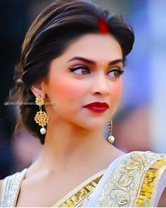 Make Up Indian, Curly Hair For Women, Indian Bride Makeup, Saree Hairstyles, Flattering Hairstyles, Hairstyles Indian, Deepika Padukone Style, Bridal Hair Buns, Indian Wedding Hairstyles